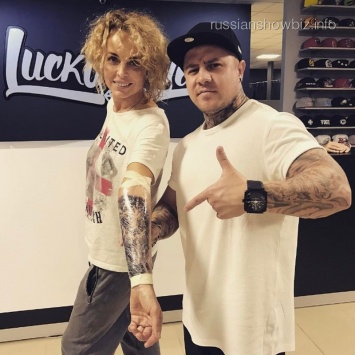 Анастасия Калманович сделала татуировку на полруки