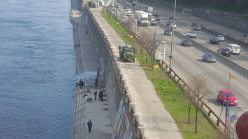 В Киеве смывают граффити на набережной у станции метро "Днепр"