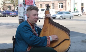 В центре Запорожья кобзарь сыграл каверы известных хитов (Видео)