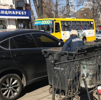 Одесский бомж в полицейской форме позировал в мусорке (ФОТО)