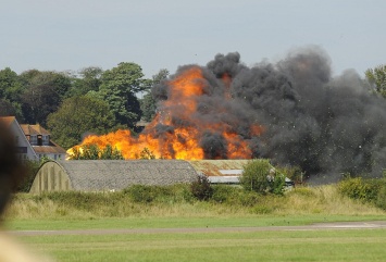 ВИДЕО: В Британии военный самолет разбился во время авиашоу