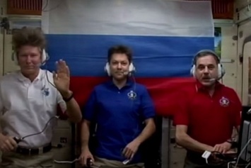 Экипаж МКС поздравил россиян с Днем флага