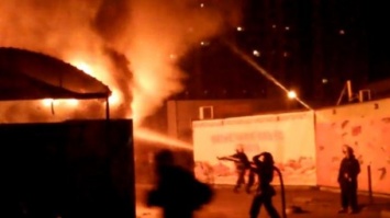 Пожар на Троещине уничтожил киоск и магазин