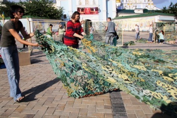 Как в Киеве сплели гигантскую маскировочную сеть (фото)