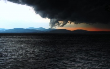 В Сочи и на побережье Черного моря объявлено штормовое предупреждение