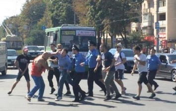 На мужчину в футболке СССР в Харькове напали активисты (ВИДЕО)