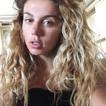 Анна Седокова опубликовала в Instagram фото без макияжа