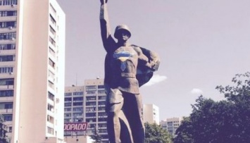 МВД ищет активистов, нарисовавших крест и желто-голубое сердце на памятнике