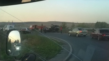 В Красноярске на Северном шоссе опрокинулся автомобиль