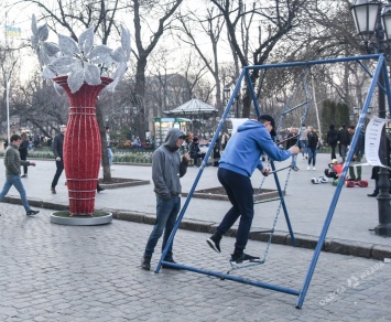 Потеплело: дешевые развлечения вернулись на Дерибасовскую и мешают одесситам