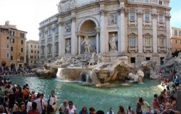 Туристы бросили 1,4 миллиона евро в фонтан Италии