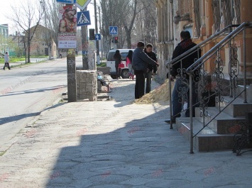 В Бердянске подрядчика заставили переложить неправильно уложенную плитку