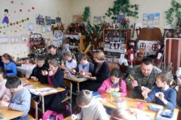 В Авдеевских школах стартовала серия мастер-классов по росписи пасхальных яиц (ФОТО)