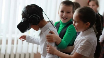 Школьники Новосибирска смогли увидеть космос с помощью VR-очков