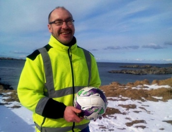 Футбольный мяч, выбитый с поля в Шотландии, нашли в Норвегии