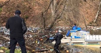 Москаль приказал нещадно штрафовать закарпатцев, сбрасывающих мусор в горные реки