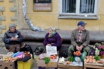 Непобедимые: Масштабный снос не помешал "стихийщикам" бойко торговать у Центрального рынка (ФОТО)