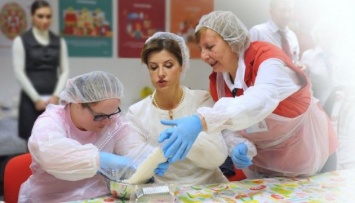 Марина Порошенко вместе с детьми с особыми потребностями приготовила пасхальные куличи
