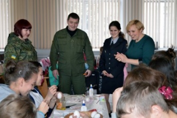 В Покровском отделе полиции для детей прошел мастер-класс по изготовлению пасхальных писанок