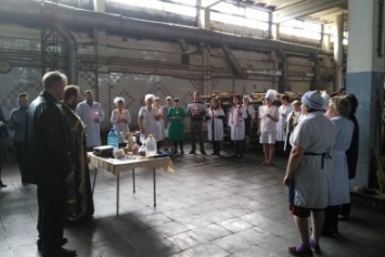 Накануне Пасхи на хлебозаводе в Покровске священники освятили сырье и оборудование для выпечки куличей
