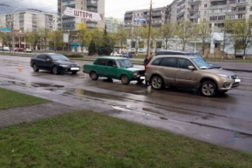 В Сумах на Харьковской столкнулись легковушки (ФОТО)