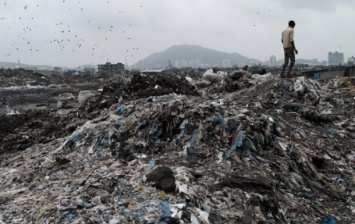 На Шри-Ланке гора мусора погребла лачуги