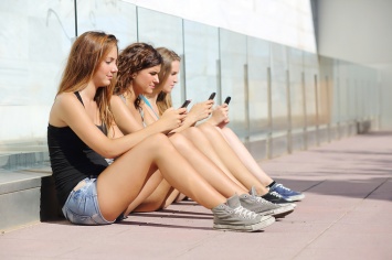 Зависимость молодежи от смартфонов ведет к появлению позвоночных грыж