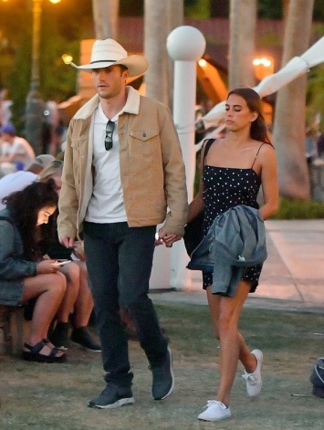 Скотт Иствуд с девушкой на фестивале Коачелла-2017