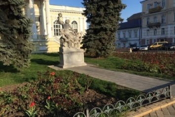 Одесские скульптуры обнесут колючими розами (ФОТО)