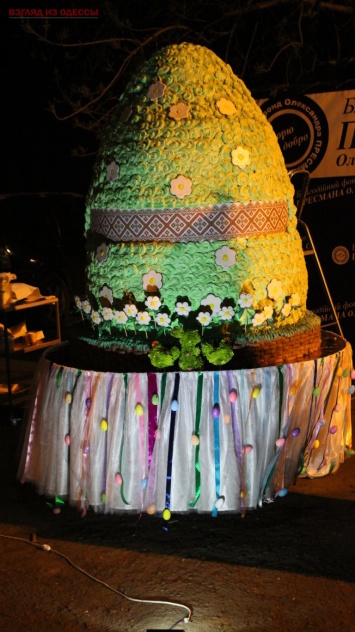Новый рекорд Украины: в Одесской области испекли самый большой торт в виде пасхального яйца