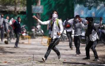 В Кашмире продолжаются массовые беспорядки и столкновения с силовиками