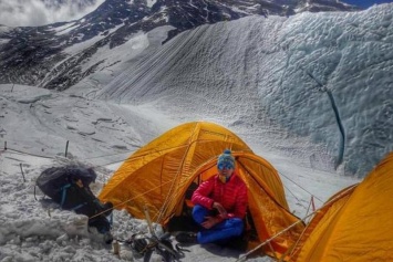 Альпинисты отправились в зону смерти Эвереста капсулировать вмерзшие в лед трупы
