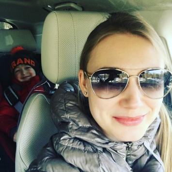 Оксана Акиньшина поделилась редким фото с мужем и сыном