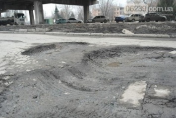 "Яма на яме и ямой погоняет": покровские дороги (не) пережили зиму, какие отремонтируют в первую очередь