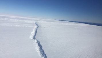 Ученые: огромный ледник в Гренландии может расколоться пополам