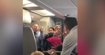 Очередной позор American Airlines: стюард ударил детской коляской женщину с ребенком
