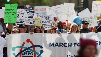Десятки тысяч людей по всему миру вышли на "Марш в поддержку науки"