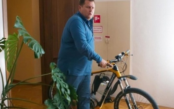 Борис Филатов проинспектировал набережную на велосипеде