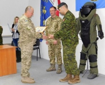Украинским саперам вручили сертификаты НАТО