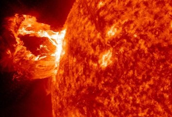 Ученые зафиксировали гигантские разрушительные вспышки на Солнце