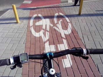Пешеходы и велосипедисты никак не поделят велодорожку на Песках