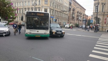 В Санкт-Петербурге столкнулись автобус и джип