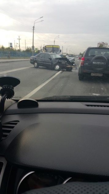 В Петербурге на проспекте Народного Ополчения столкнулись иномарка и грузовик