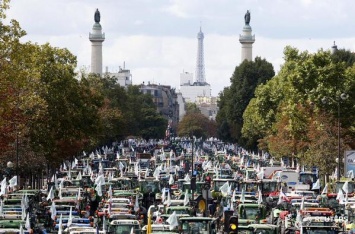 Более тысячи протестующих фермеров вошли в Париж на тракторах