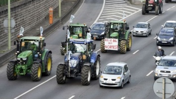 В Париже бастующие фермеры на тракторах парализовали движение