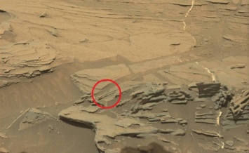 Марсоход "Кьюриосити" нашел необычный камень, похожий на "парящую ложку"