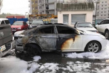 Пожар на харьковской автостоянке: полиция начала расследование возгорания трех иномарок (ФОТО)