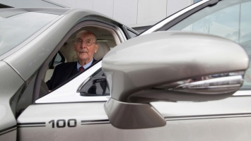 Lexus создал особый седан LS 600h L для 100-летнего клиента