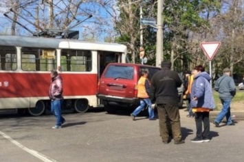 Авария в Одессе: джип врезался в трамвай