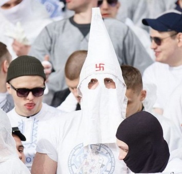 Daily Mail: фанаты Динамо носят наряды Ку-клукс-клана со свастиками